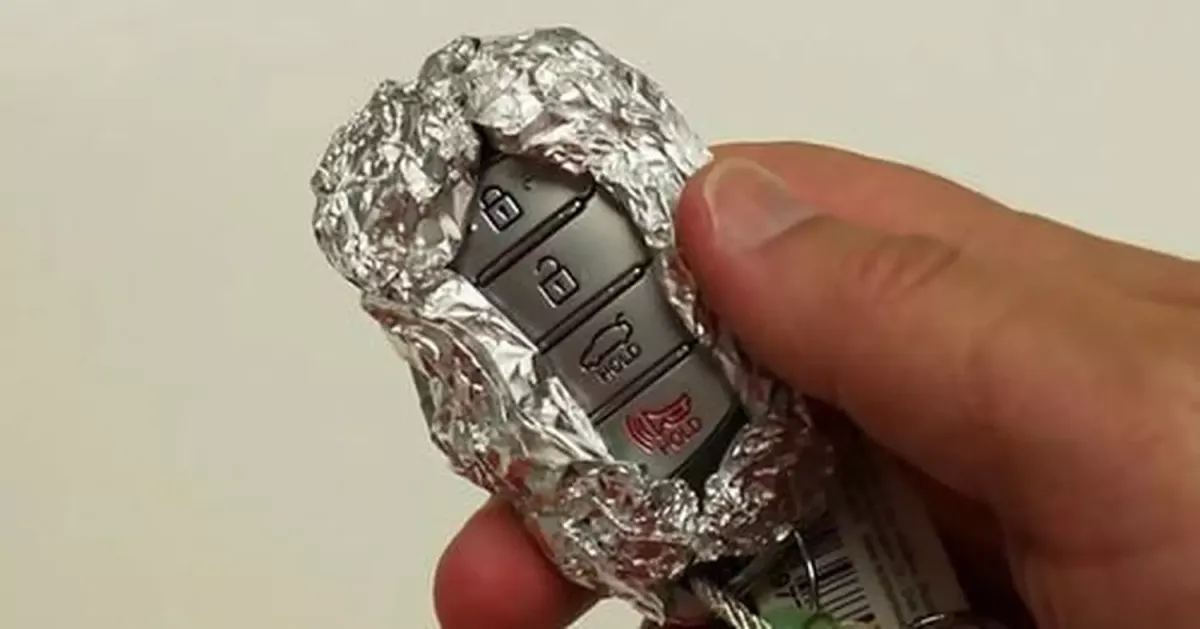 Warum stecken viele Autofahrer ihre Schlüssel in Alufolie?